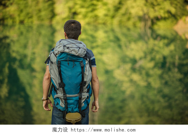 聚焦森林背景前的背包客背影活跃的年轻探险已经到达山顶